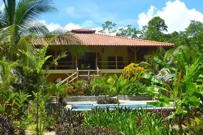 Image de Oceanfront Bluff Beach Retreat - Spectaculaire 65 Ft Piscine