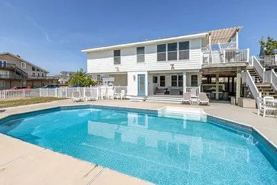 Image de RVAcation | 98 pieds de la plage | Piscine privée, bain à remous