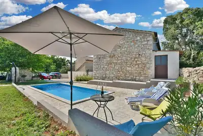Image de Maison en pierre, endroit calme, barbecue et jardin