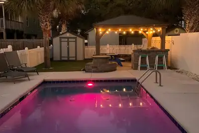 Image de Piscine chauffée, bain à remous et foyer: le tout à moins de 200 pas de la plage