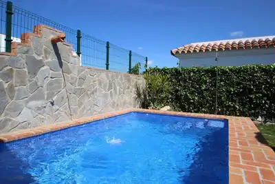 Image de Petite maison de vacances charmante avec piscine privée et jardin près de la ville et de la plage, climatisée, pour 4-5 personnes