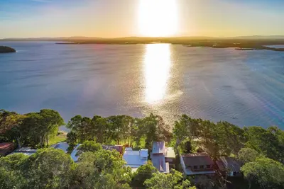 Image de Villa Belza - Chalet au bord du lac près des plages d'Angourie