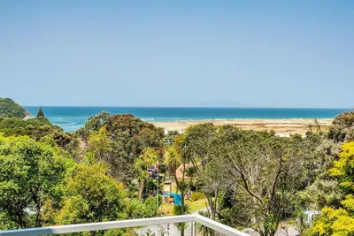 Image de Vitamin Sea - Quirky holiday home in bush setting with views, walk to the estuary and surf beach