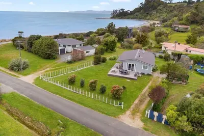 Image de Grande maison de vacances de plage de Kiwi - Emplacement idéal fraîchement rénové