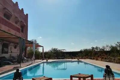 Image de Villa traditionnel avec piscine on plain nature