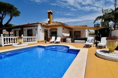 Image de Grande villa classique à Chiclana de la Frontera, Andalousie, Espagne avec piscine privée pour 8 personnes