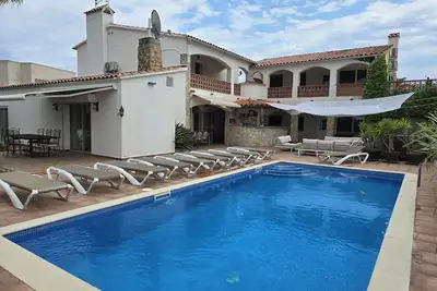 Image de Empuriabrava, Villa canal, 8 ch clim, 18 pers, 5 sdb, pool, jacuzzi, 25m de quai.