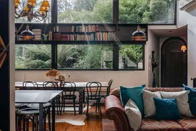 Image de Luxe Lodge dans la forĂŞt, 10 personnes, 1 heure de Melbourne!
