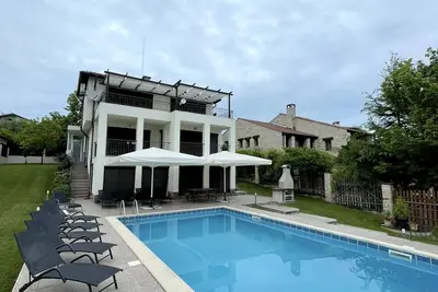 Villa de luxe de 5 chambres dans un quartier calme, avec piscine privée près des plages