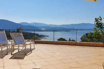 Image de Studio dans villa avec grande terrasse et merveilleuse vue mer. 400m de la mer