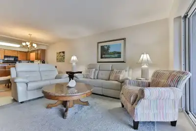 Image de Profitez de vos vacances en bord de mer dans cette confortable trois chambres, trois salles de bains.