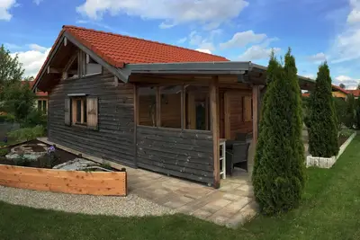 Image de Chaleureusement décoré maison en bois dans la campagne près du lac