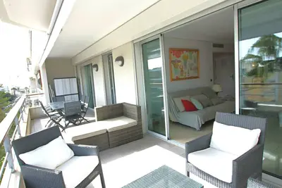 Image de Appartement entièrement équipé avec grande terrasse / salon d' extérieur