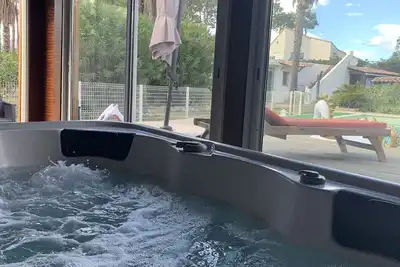 Image de Villa avec piscine et jacuzzi pied dans l’eau