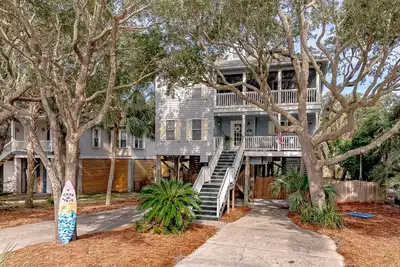 Image de Lovely Folly Beach Home à quelques pas de la plage