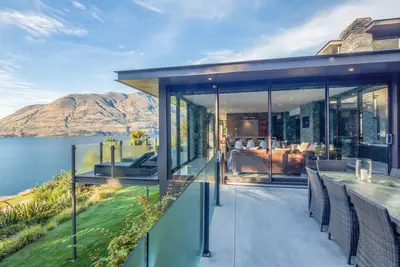 Image de Maison moderne avec sauna privé, piscine spa privée, salle de jeux et vue sur le lac