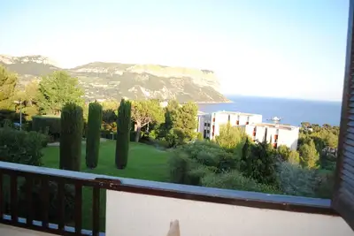 Magnifique vue sur le Cap Canail dans résidence calme avec tennis et piscine