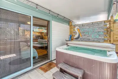 Image de Hop Skip and a Jump présente Pelican Pad - Studio privé avec kitchenette - Ir