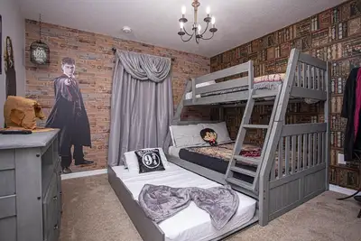 Image de Nouveau sur le marché! Prix bas, 4 chambres, piscine, parking gratuit et Wi Fi, près du pavillon