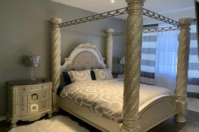 Image de maison de ville récemment rénovée avec mobilier haut de gamme de luxe extrême