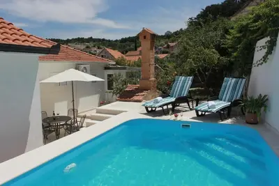 Image de Maison de vacances Pine Tree - Maison de vacances de trois chambres avec piscine