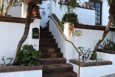 Image de Spanish House Apt Downstairs, près de Dwtn et à 5 pâtés de maisons de la jetée et des plages