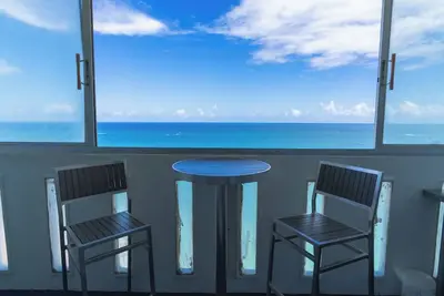 Image de 20 étages en bord de mer + vue + balcon + immense piscine