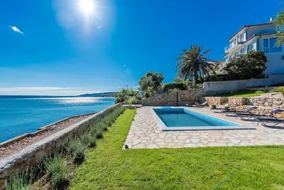 Image de Villa moderne à Maslenica avec piscine