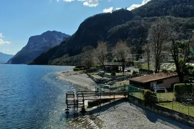 Image de Cottage au bord du lac avec jardin privé et jetée.