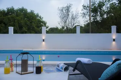 Profitez de votre piscine privée et de votre cuisine extérieure