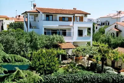 Image de Appartement climatisé à 250 m de la plage avec amarre privée