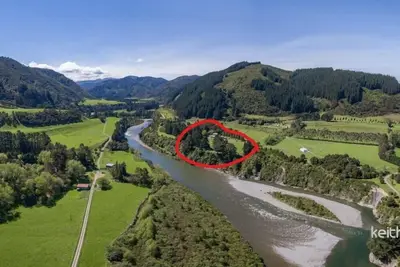 Image de Lodge luxueux dans un cadre de brousse / au bord de la rivière.