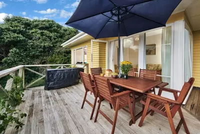 Image de Surfer's Sunshine Cottage - Maison de vacances Piha