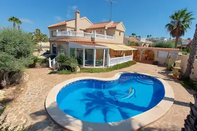 Image de Villa 5 chambres et 5 salles de bain piscine privée et bar a Gran Alacant.