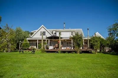 Image de Spacious Country Home - un lieu de rassemblement pour la famille, les amis ou les collègues. . .