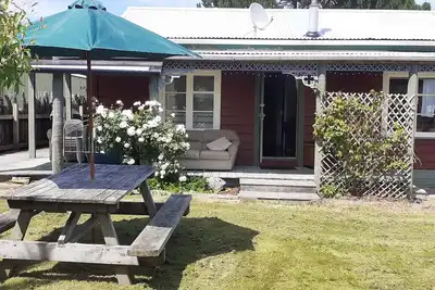 Image de Profitez du charme rustique de la famille Whare Pukeko Beach Bach