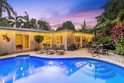 Image de Bienvenue au Flirty Flamingo, piscine nouvellement classée de 3 chambres et 2 salles de bains avec piscine tropicale Home!
