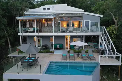 Image de Semaine de Noël disponible. 6 chambres à coucher, 5 min à Cruz Bay, vues, piscine, Rennovation