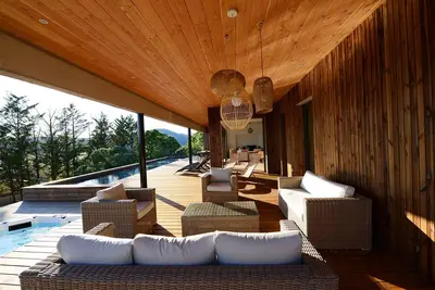 Image de Villa d'architecte avec vue, piscine et spa