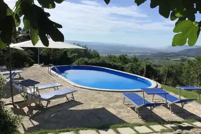 Rustique panoramique entre l’Ombrie et la Toscane, avec piscine