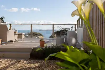 Image de Réduction pour les nouveaux propriétaires cet été. Maison incroyable, vue imprenable sur la mer et parking.