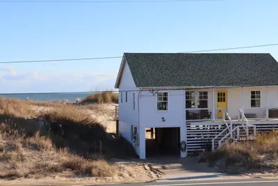 Image de Nouveau Sur Le MARCHÉ! Vintage 1950 Oceanfront Cottage - Soigneusement restauré et mis à jour!