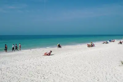 Image de WiFi Gratuit & Chariot Seulement ÉTAPES À Pristine Sandy Beach Aucun chemin à traverser!
