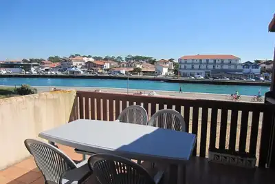 Image de Les Terrasses Notre Dame. Appartement avec terrasse Sud vue sur le port de plaisance. Wifi gratuit