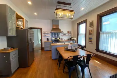 Image de Jolie maison rose juste à côté de l'arrêt de la rivière Ohio Craft Bourbon