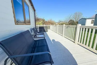 Image de Superbe caravane de 6 places à la location avec une immense terrasse sur le site amusant du parc Manor.