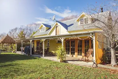 Image de Funky idyllic Barn avec spa privé \/ piscine