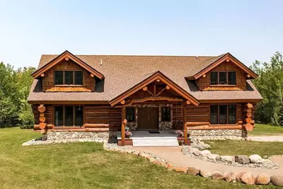 Image de Maison en rondins rustique avec beaucoup d'espace pour se détendre.