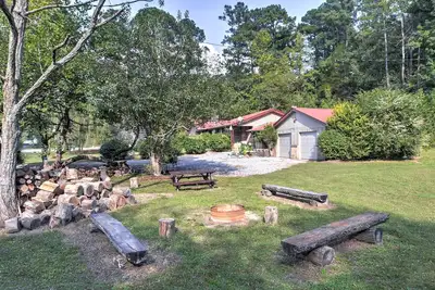 Image de Vintage Home w \/ Fire Pit - 5. 5 Mi au lac Kentucky!