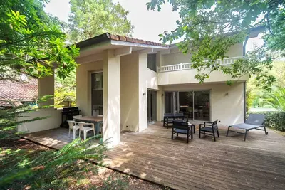 Image de Villa Houx et Ivy avec jardin de 800m2 boisé et terrasse à 400m du lac marin. Wifi gratuit